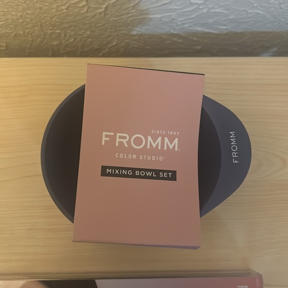 Fromm color kit set has mixing bowls color brushes for applying color to hair - Picture 2 of 4